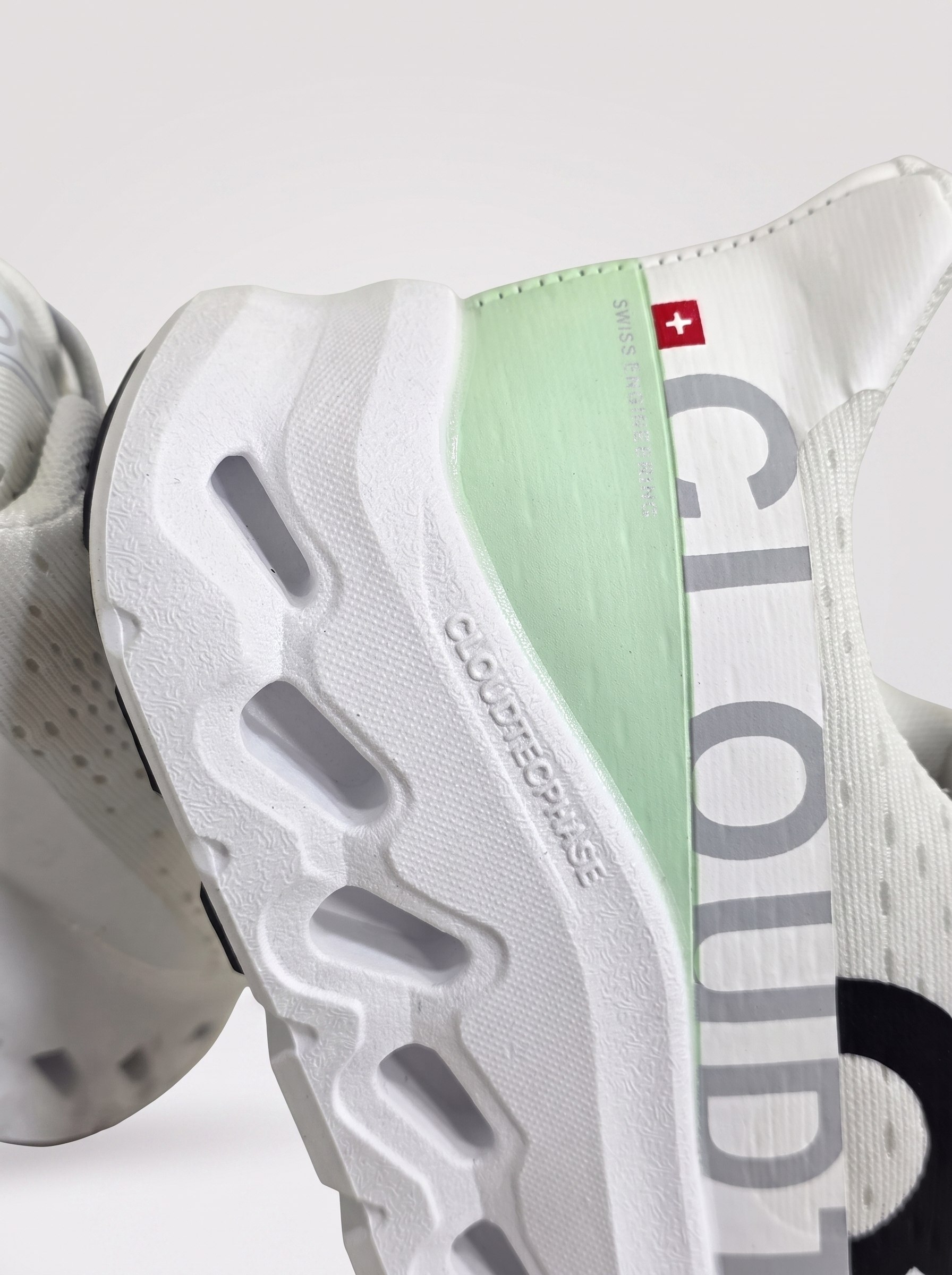 On Running Cloud Women's Sneaker view 4
